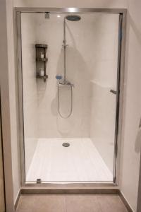 a shower with a glass door in a bathroom at Logement entier rue Sainte Catherine in Bordeaux +1 photo