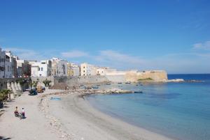 a view of a beach with buildings and the ocean at Trapani Urban Nest in Trapani