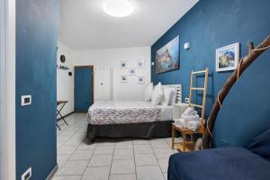 a blue bedroom with a bed and a blue wall at Ca Du Grifun 2 in Vernazza
