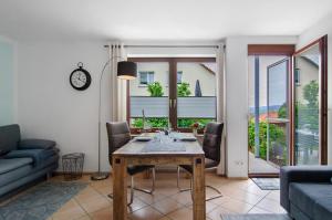 a living room with a table with chairs and a large window at Ferienwohnung mit Terrasse in Salem
