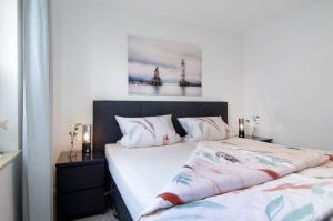 a bedroom with a bed and a picture of the eiffel tower at Ferienwohnung mit Terrasse in Salem