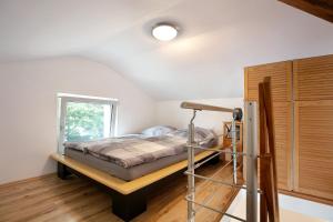 a bedroom with a bunk bed and a window at Ferienhäuschen am See in Bestensee