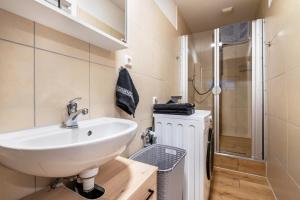 a bathroom with a sink and a shower at Zum Waldblick in Wulsbüttel +39 photos