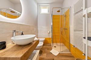 a bathroom with a sink and a shower at Cavalino Boutique 2 in Cavaion Veronese
