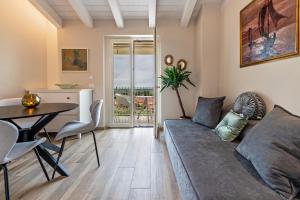 a living room with a couch and a table at Cavalino Boutique 2 in Cavaion Veronese +5 photos