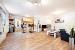 a large living room with a hard wood floor at Zum Waldblick in Wulsbüttel