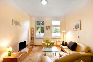 a living room with a couch and a tv at Haus Meistereck Melzow in Melzow