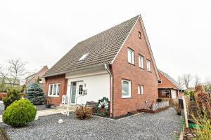 a red brick house with a white garage at Münsterland Stadtlohn in Stadtlohn
