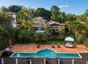 an aerial view of a house with a swimming pool at AZORAI - Hotel Boutique in Santa Cruz Cabrália