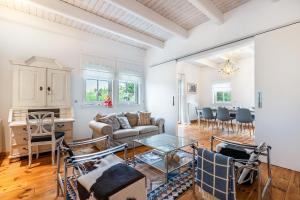 a living room with a couch and a table at Tine und Claras Ferienhaus in Ringsberg