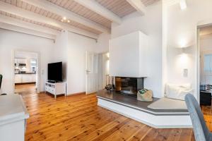 a living room with a fireplace and a television at Tine und Claras Ferienhaus in Ringsberg