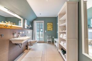 a bathroom with a sink and a toilet at Tine und Claras Ferienhaus in Ringsberg +36 photos