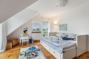 a bedroom with a large bed in a room at Tine und Claras Ferienhaus in Ringsberg