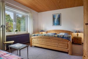 a bedroom with two beds and a window at Ferienwohnungen Kämpenberg in Dingen