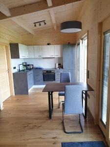 a kitchen with a table and chairs in a room at Ferienhaus Summerwiese in Ochsenhausen