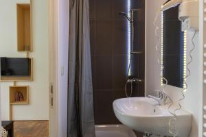 Ванна кімната в tam tam city lodge +7 фото
