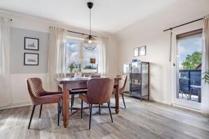 a dining room with a table and chairs at Ferienwohnung Harzreich in Seesen