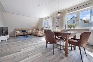 a living room with a dining room table and a couch at Ferienwohnung Harzreich in Seesen