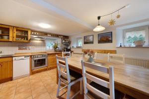 a large kitchen with a wooden table and chairs at Grünes Ferienhaus in Nassau