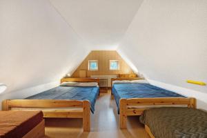 a room with three beds in a attic at Grünes Ferienhaus in Nassau