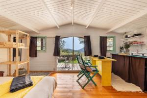 a kitchen and living room with a table and chairs at Cabaña Shadú in Lanjarón