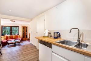 a kitchen and living room with a couch at Ferienwohnung am Mozarthügel in Warstein