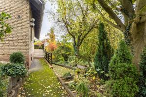 a garden next to a house with a fence at Ferienwohnung am Mozarthügel in Warstein