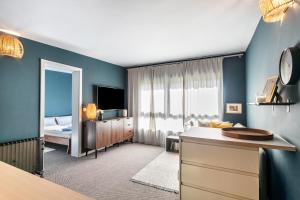 a room with a bedroom with a bed and a television at Ferienwohnung 250m zum Grimnitzsee in Joachimsthal