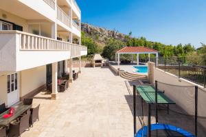 Bazén v ubytovaní Beachfront Apartments Lara alebo v jeho blízkosti