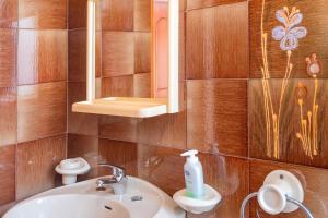 a bathroom with a sink and a mirror at Casa Viola - a 100 metri dal mare in Trappeto
