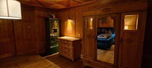 a room with a bedroom and a room with a dresser at A Nett’s Nest in Hainzenberg
