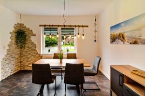 a dining room with a table and chairs at Seehund in Stedesdorf
