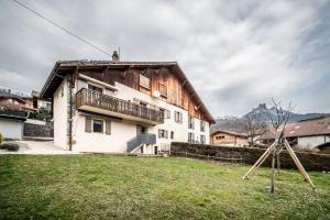 a building with a yard in front of it at Chez les Charles in Bernex
