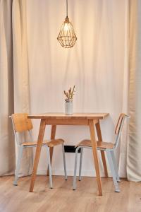 a wooden table with two chairs and a lamp at Alte Seifensiederei - Viktor in Bad Tölz
