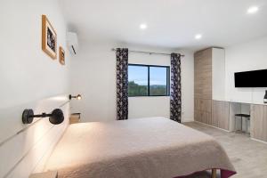 a bedroom with a bed and a large window at Apartamento Nº6 - Sunset in Olhão