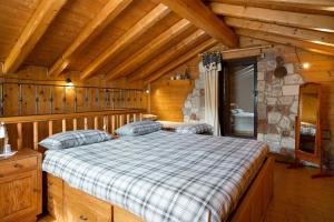 a bedroom with a large bed in a cabin at Baita Chalet Alabama in Arsiè