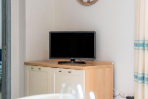 Ein Flachbildfernseher steht auf einem Schrank. in der Unterkunft Casa Sami in Villasimius