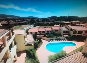 Luftaufnahme einer Villa mit Swimmingpool in der Unterkunft Casa Sami in Villasimius