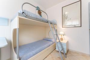 ein Etagenbett in einem kleinen Zimmer mit einer Leiter in der Unterkunft Casa Sami in Villasimius