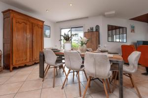 a dining room with a table and chairs at Maison Ker Galeret in Sarzeau