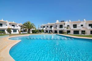a large swimming pool in front of a building at Villa Janeca in Albufeira