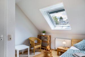 a attic room with a skylight and a bed at Sandhasen in Lauterbach