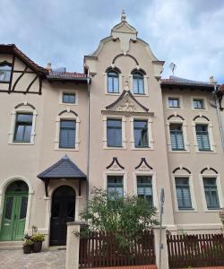 a building with a green door in front of it at Zillestuben Altenburg in Altenburg +12 photos