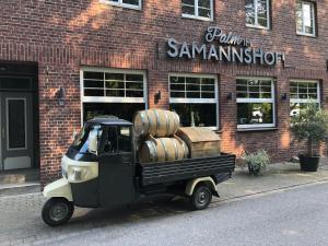 a small car parked in front of a brick building at Apartment an der Liitard Kull in Neukirchen-Vluyn