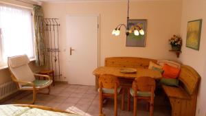 a dining room with a wooden table and chairs at Lotte und Helmut Klanner in Daisendorf