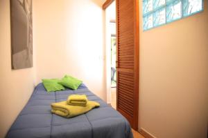 RadazulにあるApartamento el Canoのベッドルーム1室(ベッド2台、タオル付)