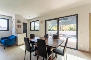 a dining room with a table and chairs at Villa Sérénity 10 pers maxi in Mondragon