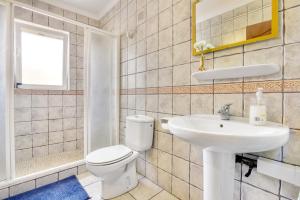 a bathroom with a toilet and a sink at Casa Rural Prasat in Benirrama