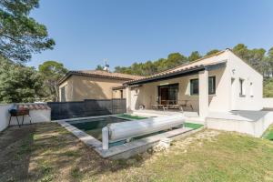 a house with a swimming pool in the yard at Villa Sérénity 10 pers maxi in Mondragon