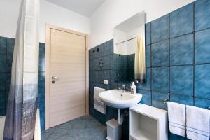 ein Badezimmer mit Waschbecken, Toilette und Dusche in der Unterkunft Chez Sabrina in Champdepraz